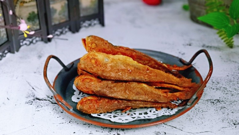 Fried small yellow croaker