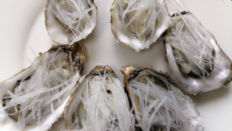 Steamed oysters with garlic vermicelli