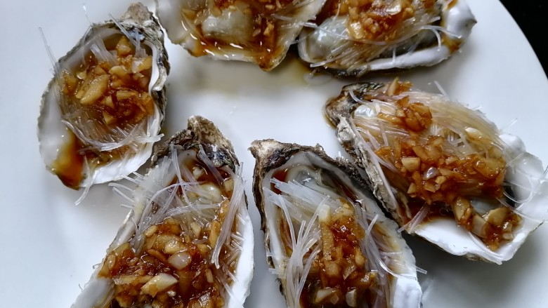 Steamed oysters with garlic vermicelli