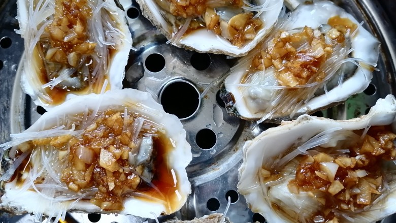 Steamed oysters with garlic vermicelli