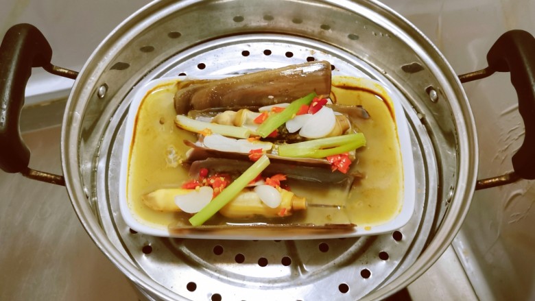 Salt and pepper razor clams