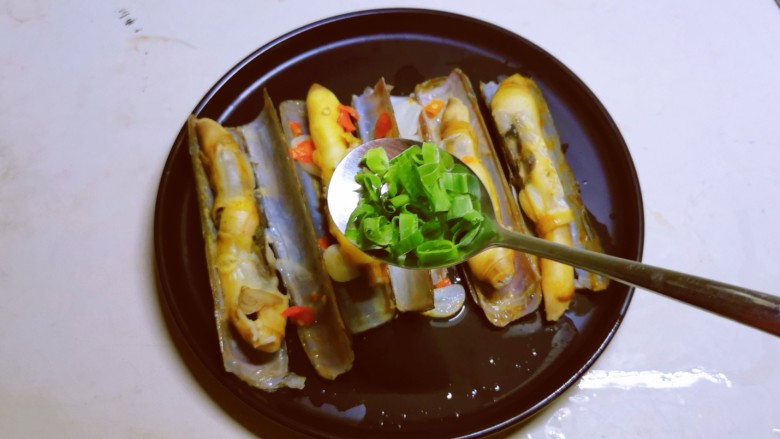 Salt and pepper razor clams