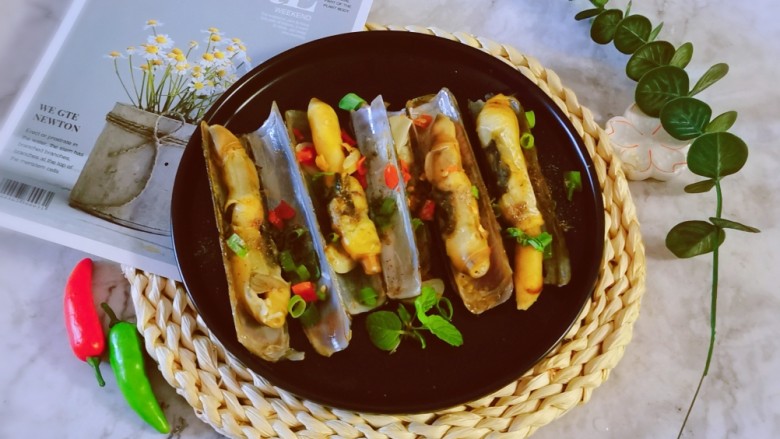 Salt and pepper razor clams