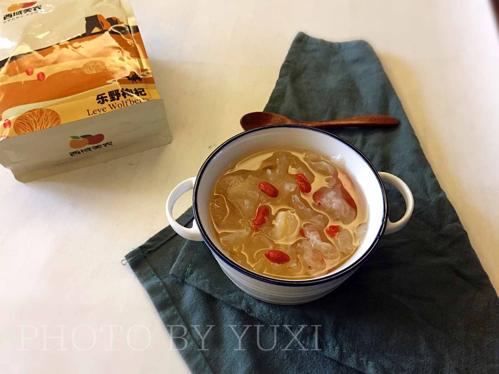 Tremella lily, wolfberry soup that strengthens the heart, replenishes qi, and nourishes beauty.