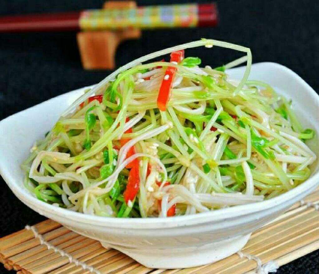 Homemade enoki mushrooms mixed with bean sprouts