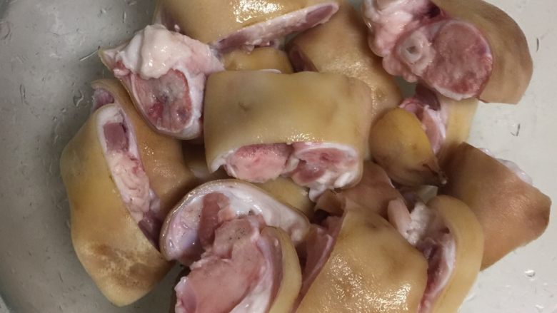 Pork trotters with sauce