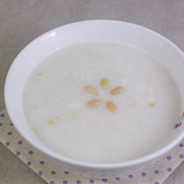 Qi-tonifying and nutritious pine nut porridge