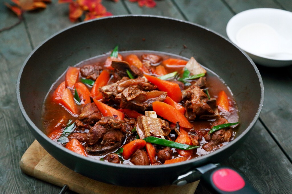 Warming up in autumn and winter-carrot stewed with mutton