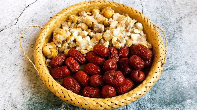 Red dates and lotus seeds Laba porridge