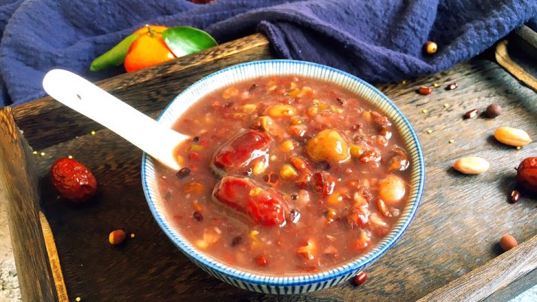 Red dates and lotus seeds Laba porridge