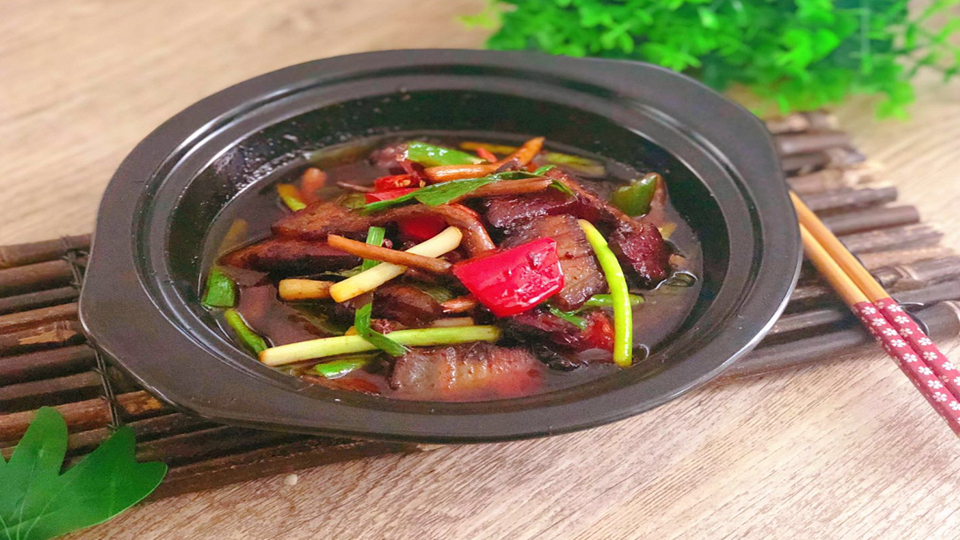 Another way to eat bacon - dry pot bacon and tea tree mushrooms