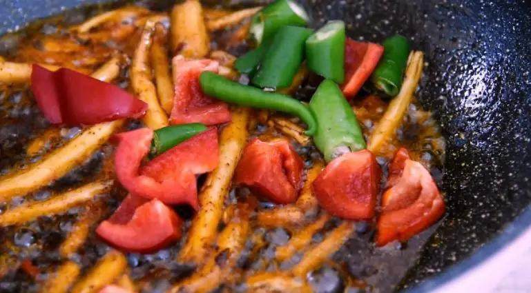 Another way to eat bacon - dry pot bacon and tea tree mushrooms