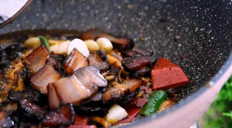 Another way to eat bacon - dry pot bacon and tea tree mushrooms