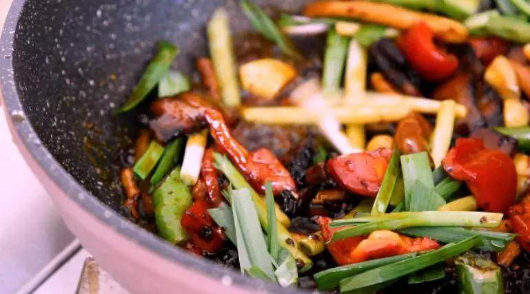 Another way to eat bacon - dry pot bacon and tea tree mushrooms