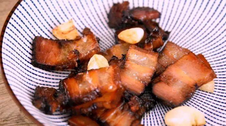 Another way to eat bacon - dry pot bacon and tea tree mushrooms