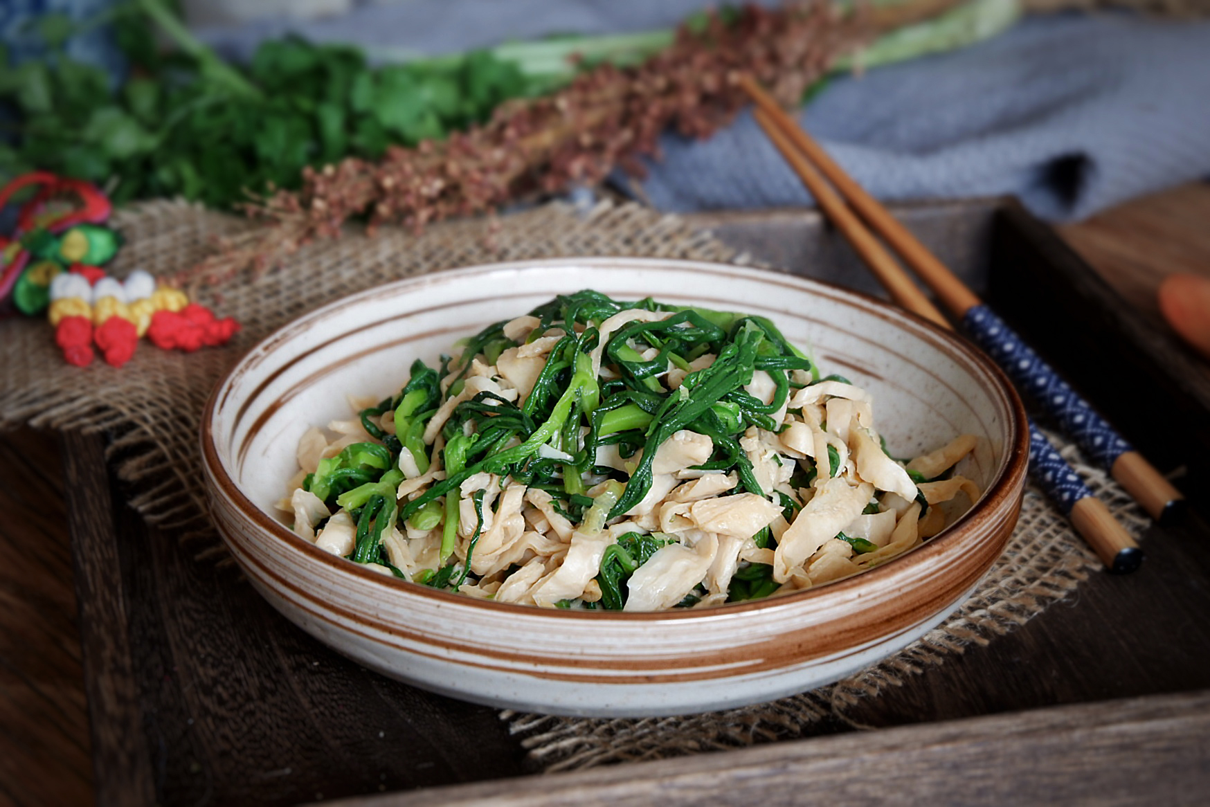 Stir-fried Shredded Vegetarian Pork with Wild Spinach