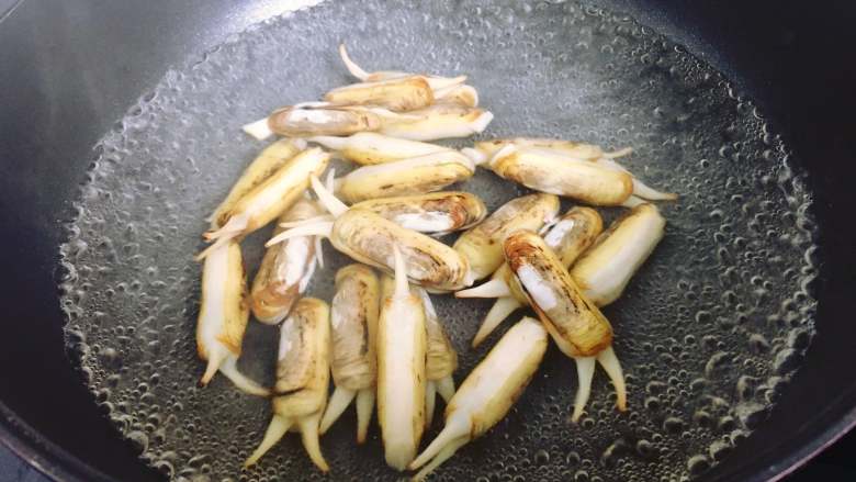 Stir-fried razor clams