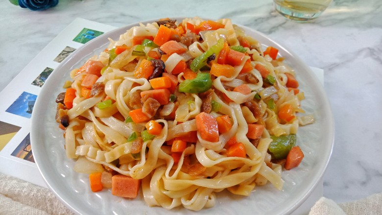 Seasonal vegetable fried noodles