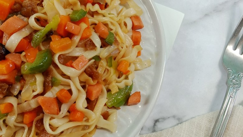 Seasonal vegetable fried noodles