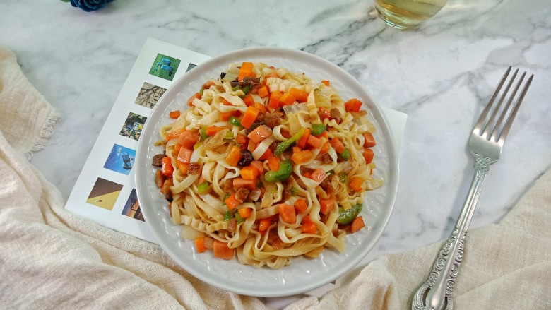 Seasonal vegetable fried noodles