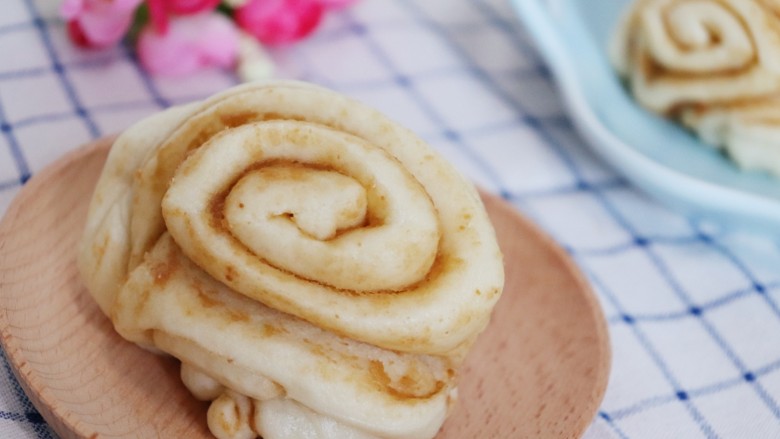 Yoghurt peanut butter flower roll