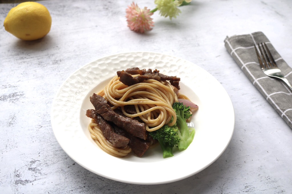 Stir-fried Spaghetti with Black Pepper Beef Tenderloin