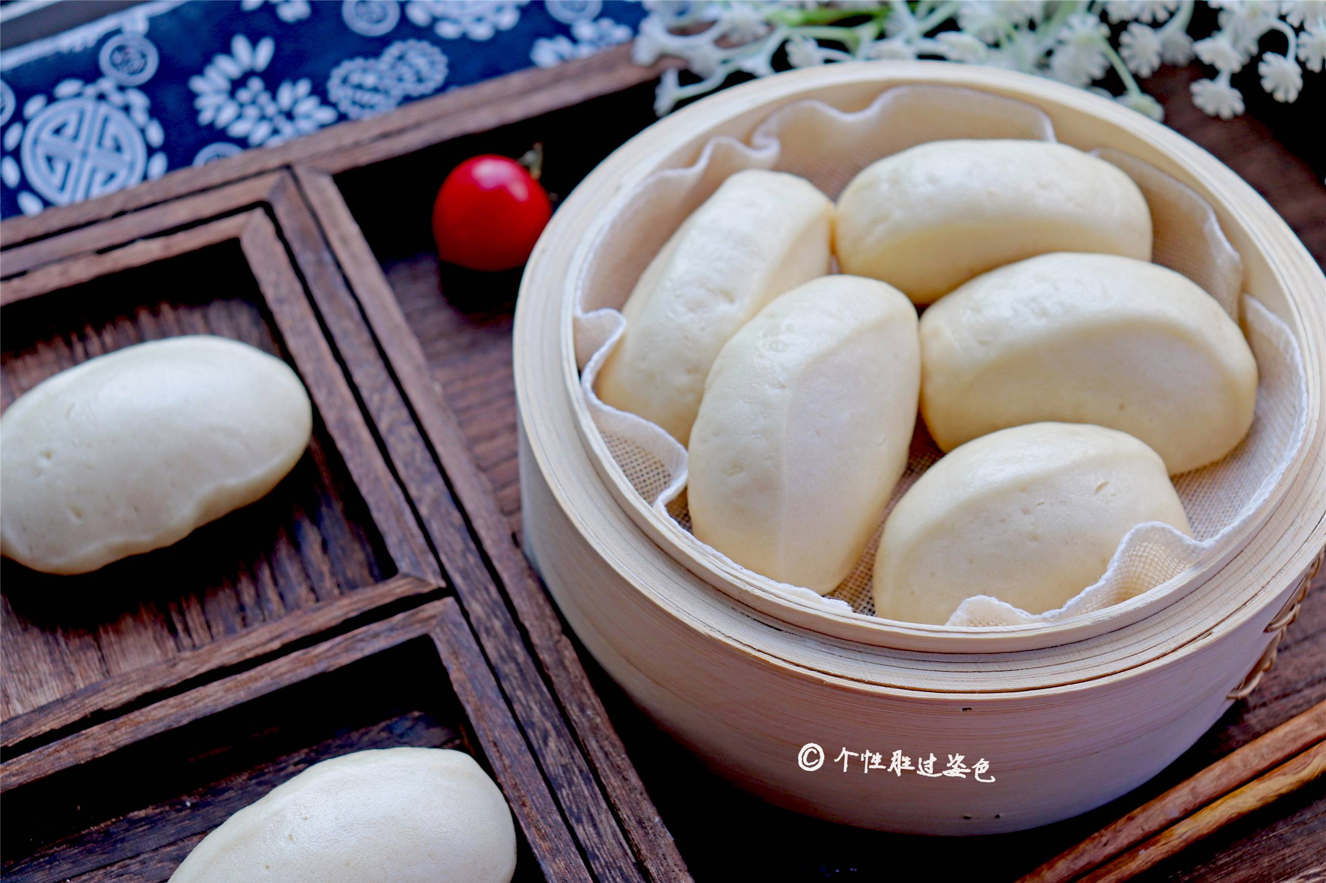 Small steamed buns cut with knife