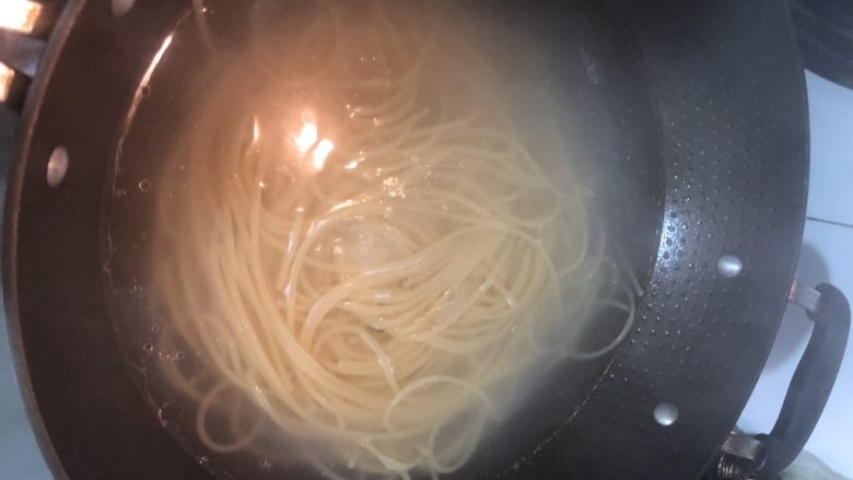 Black pepper beef fillet stir-fried spaghetti