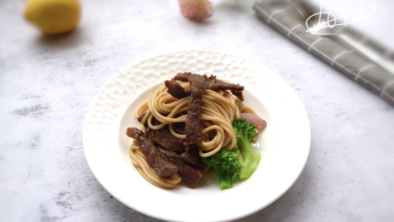 Black pepper beef fillet stir-fried spaghetti