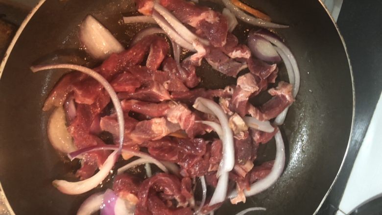 Black pepper beef fillet stir-fried spaghetti