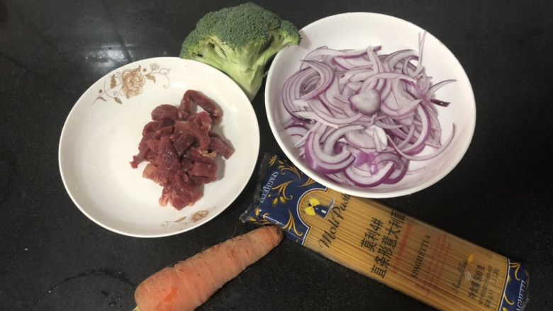 Black pepper beef fillet stir-fried spaghetti