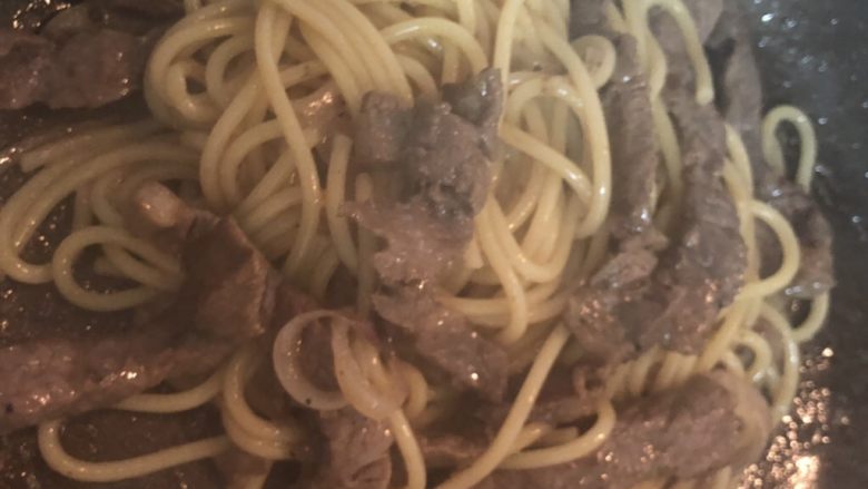 Black pepper beef fillet stir-fried spaghetti