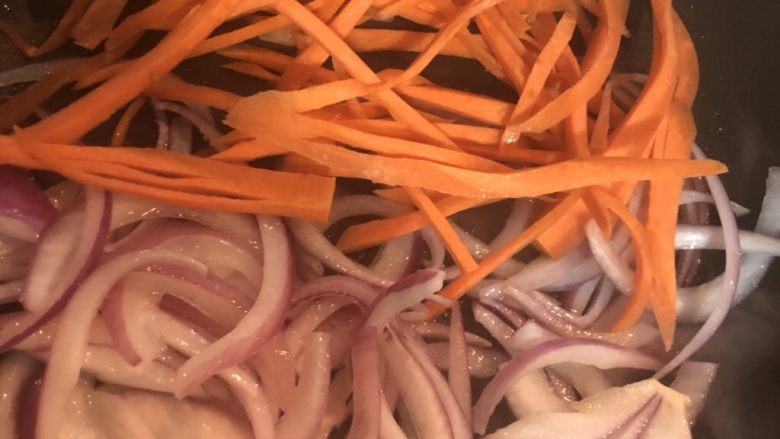 Black pepper beef fillet stir-fried spaghetti