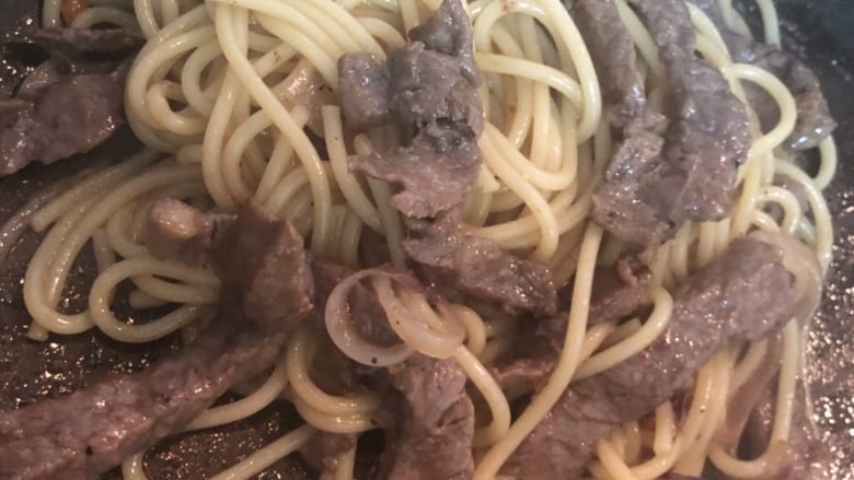 Black pepper beef fillet stir-fried spaghetti