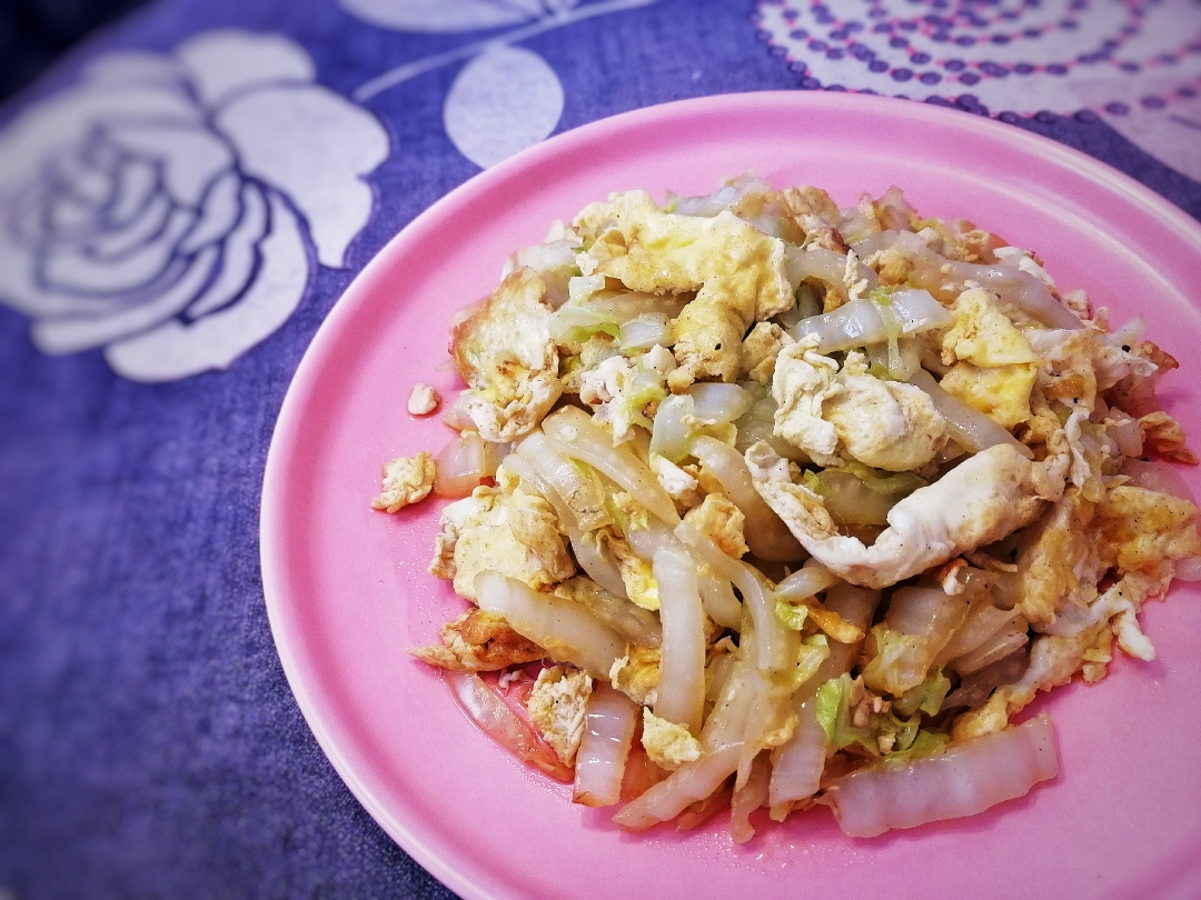 Scrambled eggs with cabbage