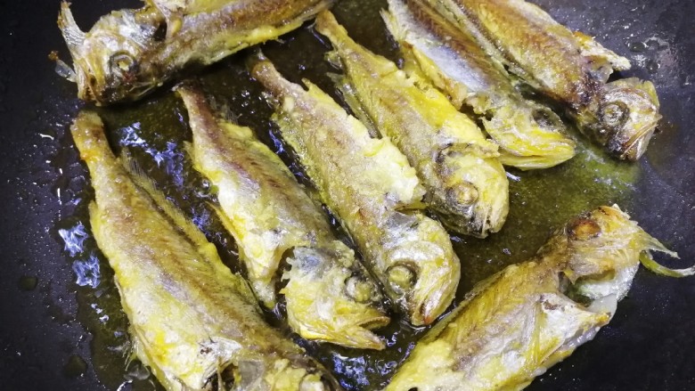 Spicy little yellow croaker