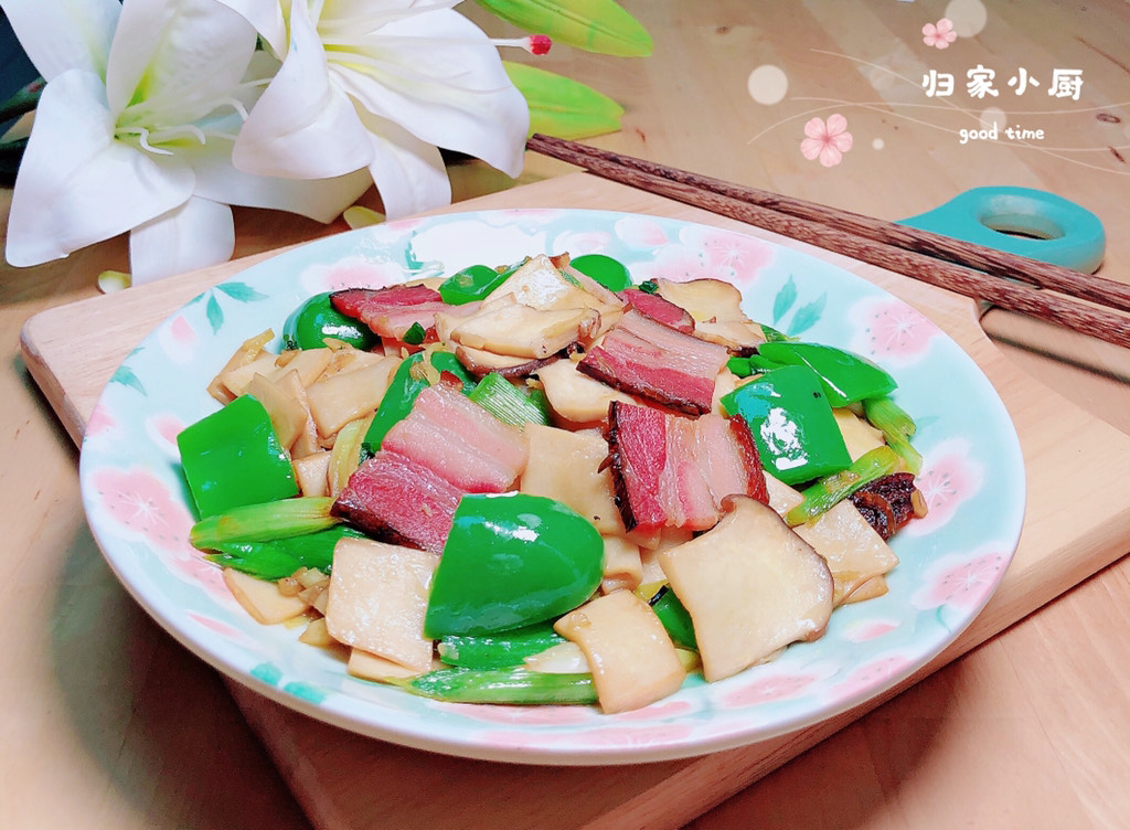 Stir-fried bacon with king oyster mushrooms