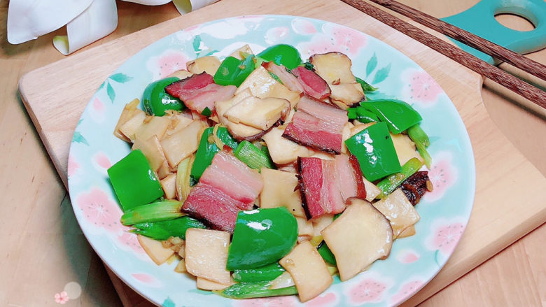 Pleurotus oyster mushrooms and fried bacon