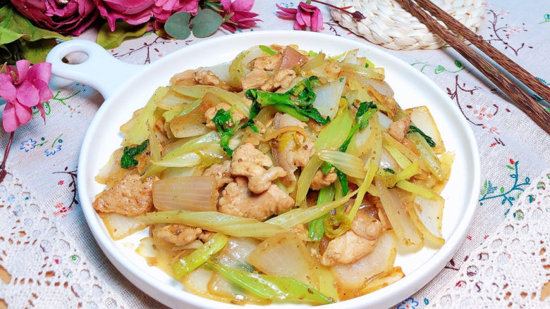 Fried pork slices with onions