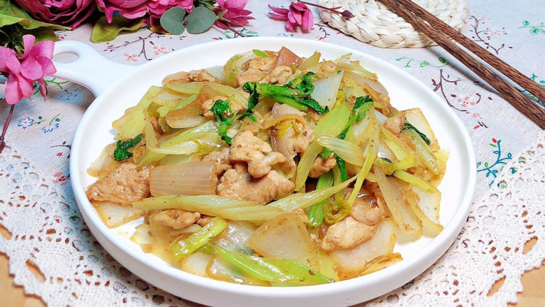 Fried pork slices with onions