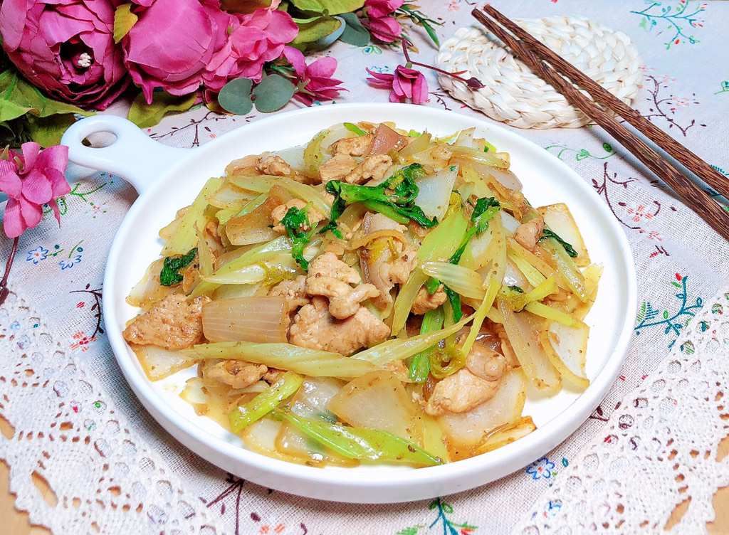 Fried pork slices with onions