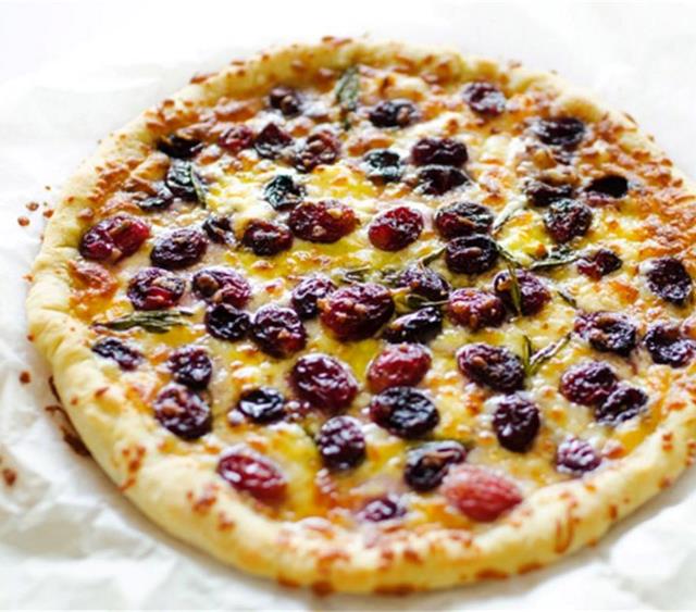 Cheesy Grilled Grape Pizza