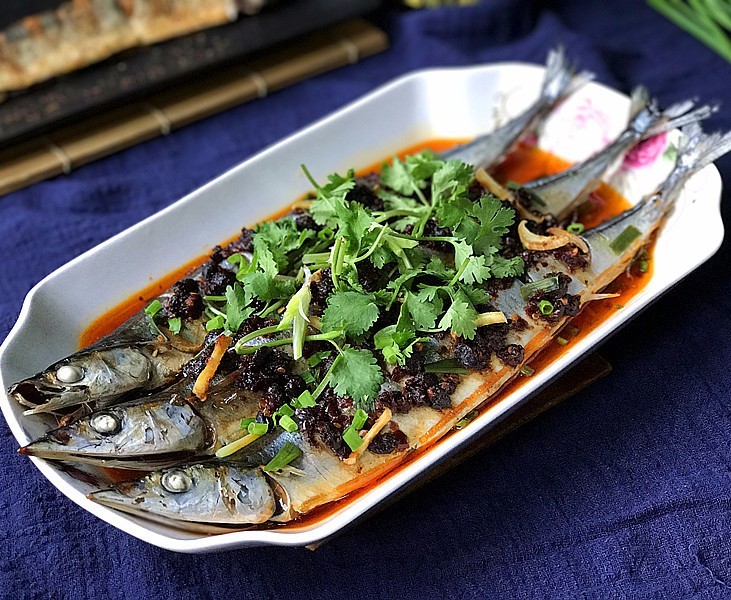 Steamed saury with fermented black bean sauce