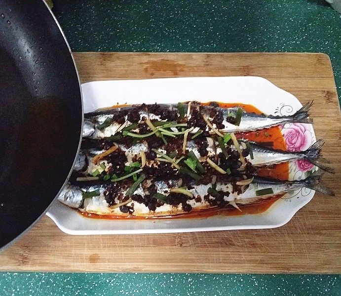 Steamed Saury with Black Bean Sauce