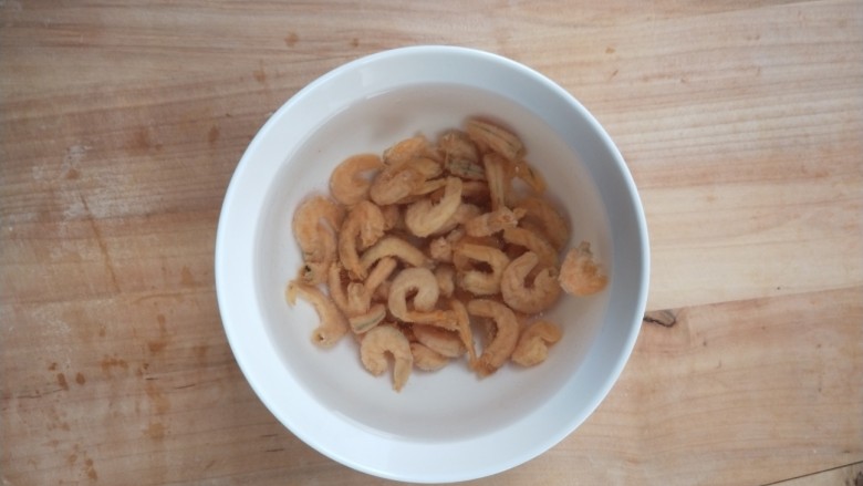 Crispy bone radish and golden hook soup