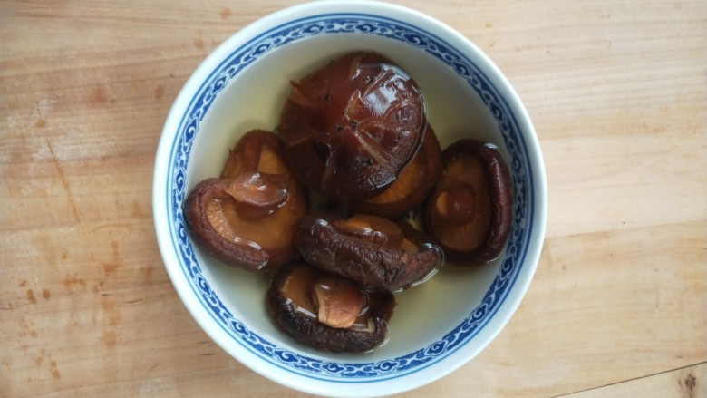 Crispy bone radish and golden hook soup