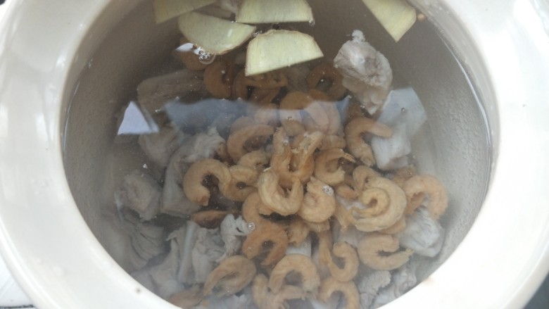 Crispy bone radish and golden hook soup