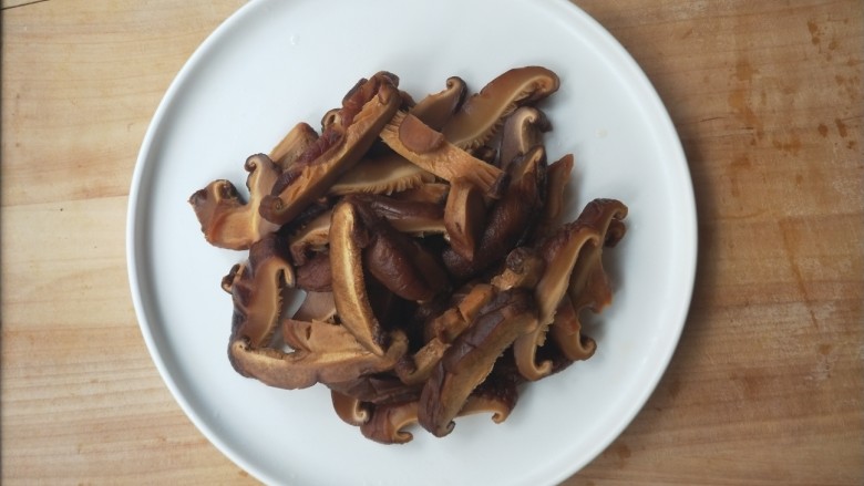 Crispy bone radish and golden hook soup