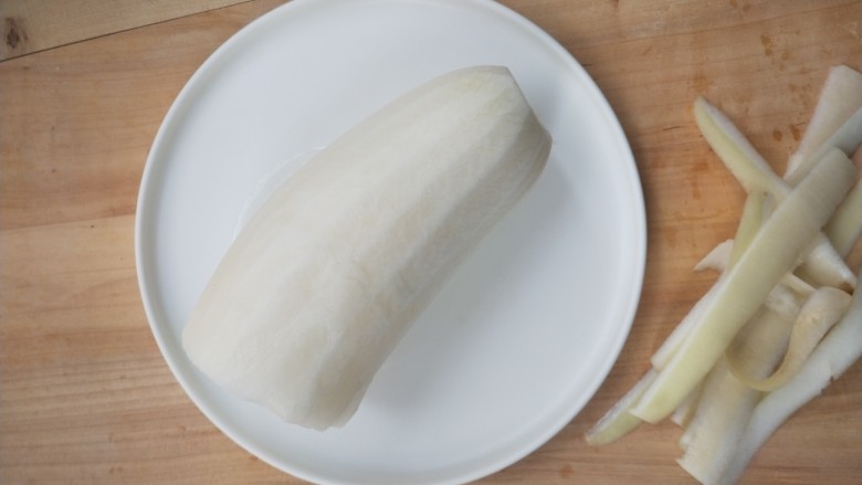 Crispy bone radish and golden hook soup