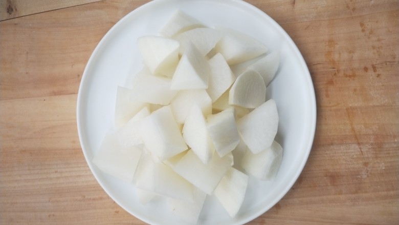 Crispy bone radish and golden hook soup